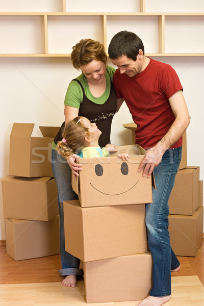ストックフォト: 幸せな家族 · 移動 · 新居 · 3 · 段ボール · ボックス