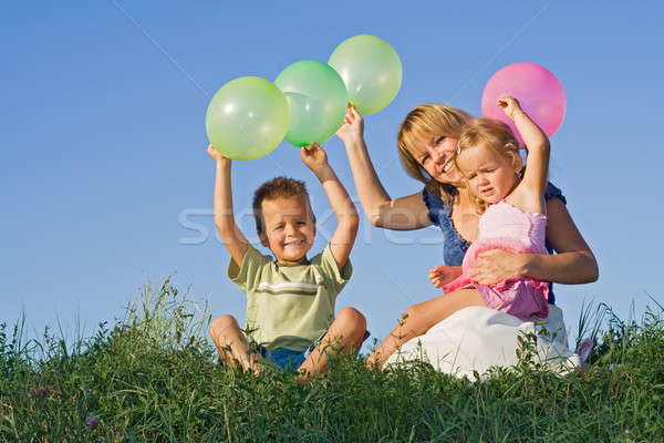 Kinderen vrouw ballonnen buitenshuis vergadering gras Stockfoto © ilona75