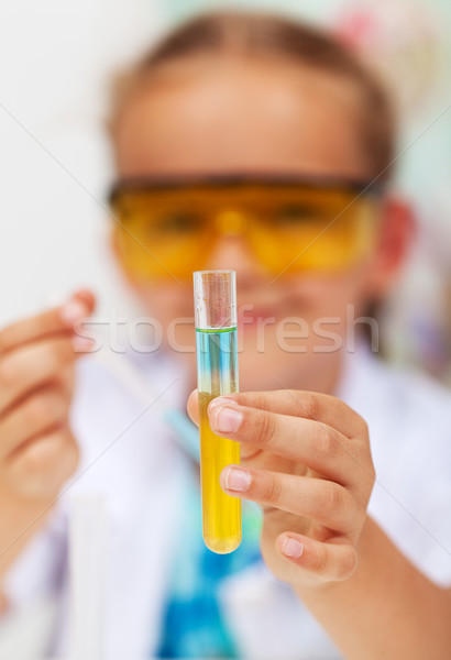 Grundlegende Chemie Experiment Grundschule Schwerpunkt Reagenzglas Stock foto © ilona75