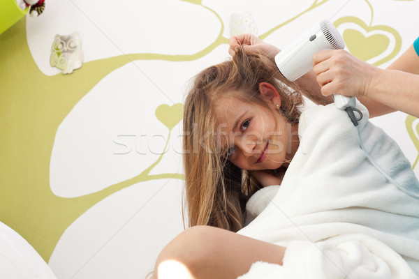 Zdjęcia stock: Młoda · dziewczyna · włosy · suszy · kąpieli · posiedzenia · bed