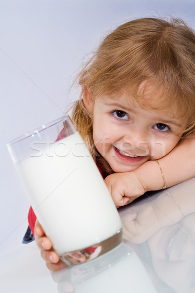 Glücklich kleines Mädchen Glas Milch Essen Gesicht Stock foto © ilona75