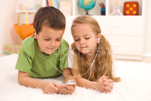 Foto stock: Pequeño · nino · nina · escuchar · música · junto · portátil