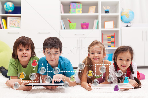 Boldog gyerekek kapcsolódik közösségi hálózatok barátok tabletta Stock fotó © ilona75