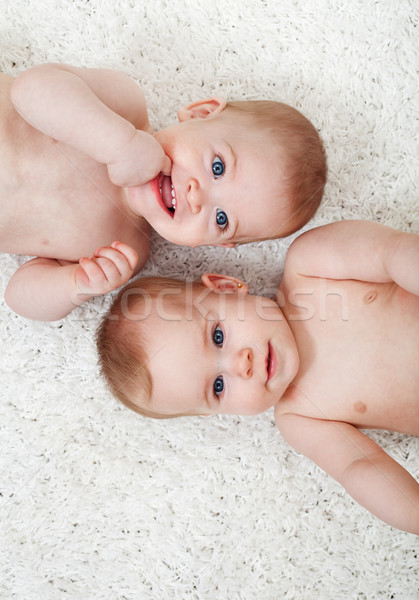Jumeau bébés étage souriant curieux Photo stock © ilona75
