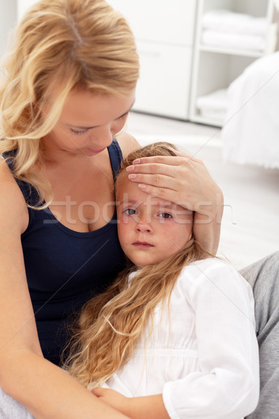 Mutter tröstlich verärgert kid krank kleines Mädchen Stock foto © ilona75