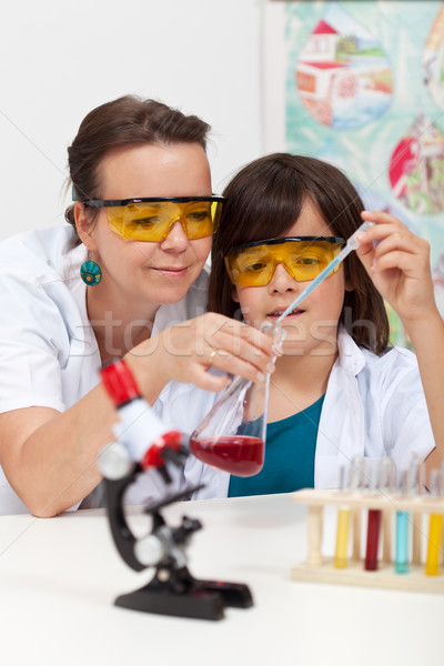 Zdjęcia stock: Chemia · eksperyment · szkoły · chłopca · dwa · chemikalia