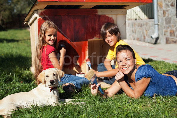 Glückliche Familie Gebäude zusammen wenig labrador Welpen Stock foto © ilona75