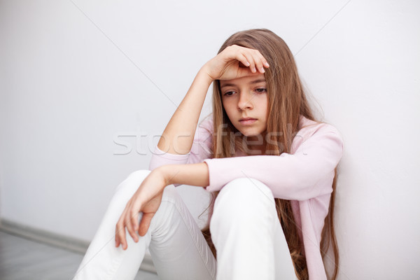 Fiatal tinédzser lány szívfájdalom ül padló Stock fotó © ilona75