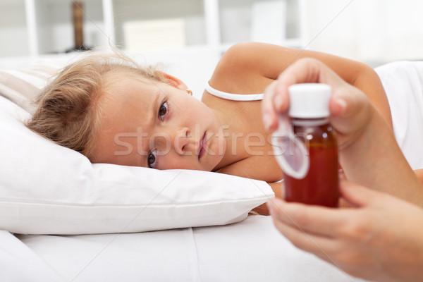 Beteg lány vár gyógyszer fektet ágy Stock fotó © ilona75