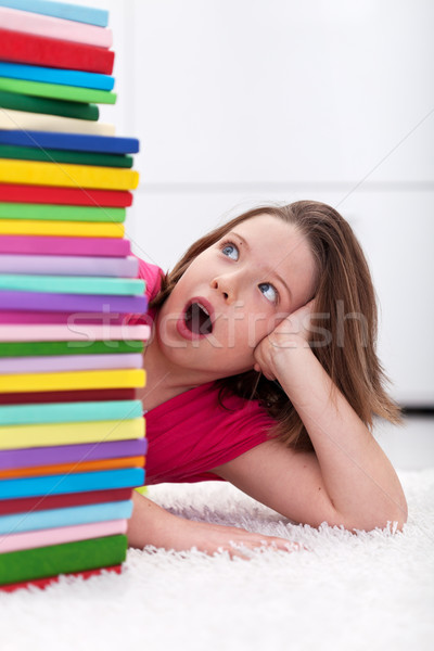 Jonge schoolmeisje geschokt groot boeken Stockfoto © ilona75