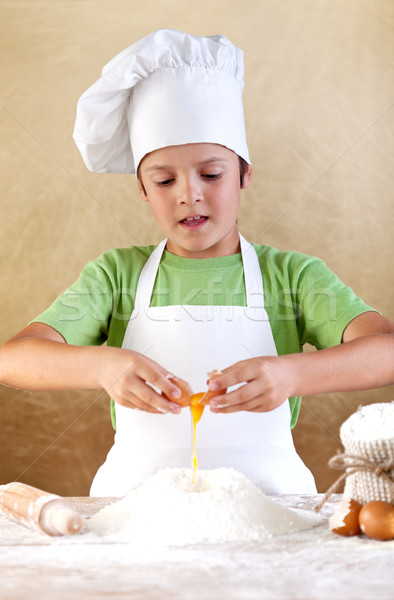 Foto stock: Menino · ovos · farinha · comida