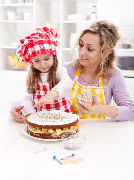 [[stock_photo]]: Petite · fille · première · aider · ensemble