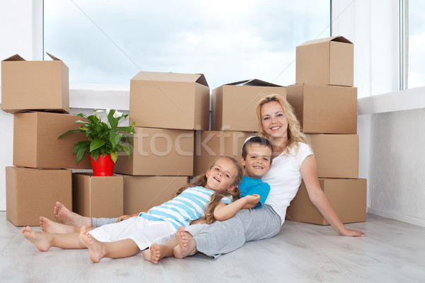Mensen ontspannen nieuw huis karton dozen plant Stockfoto © ilona75