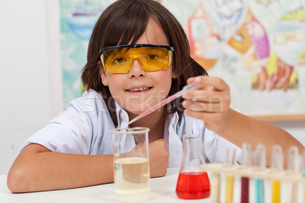 Jungen einfache chemischen Experiment elementare Wissenschaft Stock foto © ilona75