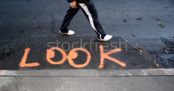 Bakmak yürümek boyalı imzalamak sokak kişi Stok fotoğraf © Imagecom