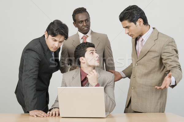 Vier Geschäftsleute arbeiten Laptop Business Geschäftsmann Stock foto © imagedb