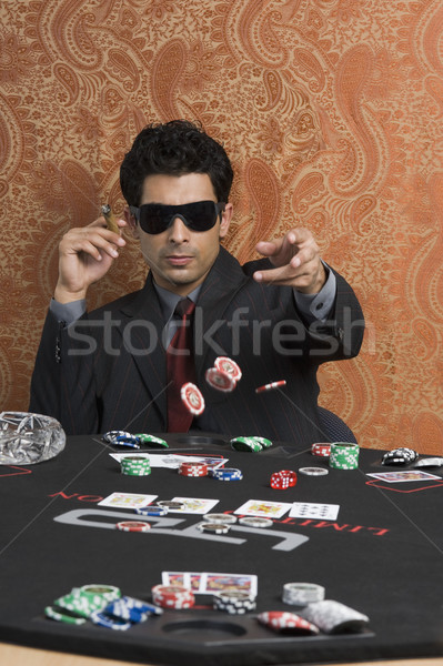 Hombre casino mesa juego cigarro sesión Foto stock © imagedb