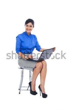 Geschäftsfrau Sitzung Bank digitalen Tablet Frau Stock foto © imagedb