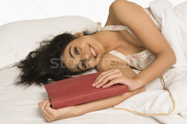 Portret kobieta bed książki uśmiechnięty czerwony Zdjęcia stock © imagedb