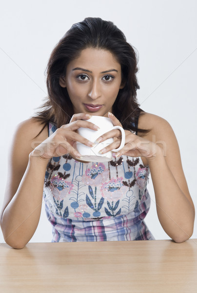 Zdjęcia stock: Kobieta · pitnej · kawy · tabeli · młodych · szczęścia