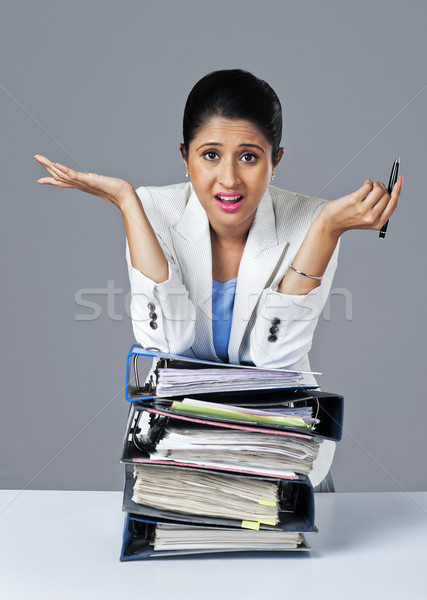 Foto stock: Mujer · de · negocios · archivos · mirando · alterar