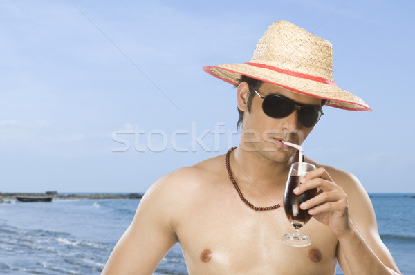 Közelkép fiatalember tart üveg üdítőital tengerpart Stock fotó © imagedb