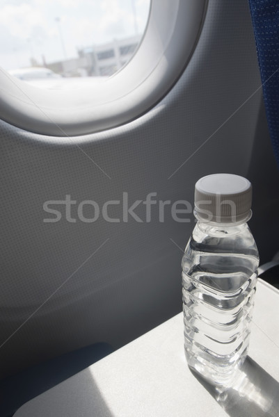 Une bouteille d'eau siège plateau avion new delhi Inde [[stock_photo]] © imagedb