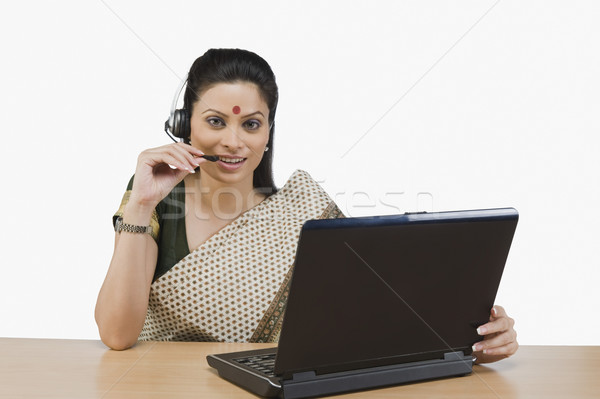 女 顧客服務 代表 工作的 筆記本電腦 女子 商業照片 © imagedb
