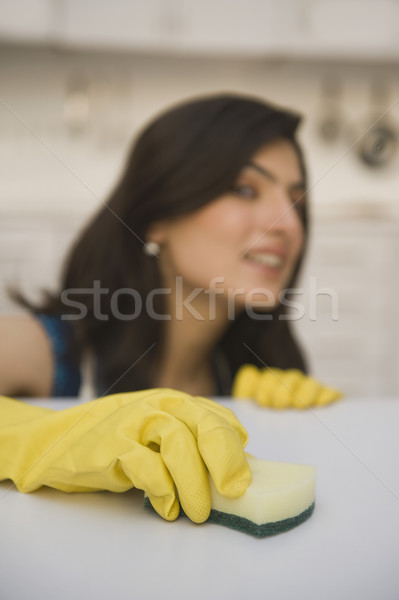 Vrouw schoonmaken aanrecht huis glimlachend geluk Stockfoto © imagedb