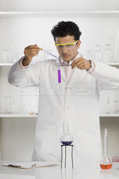 Scienziato chimica chimica concentrazione capelli neri Foto d'archivio © imagedb