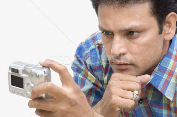 Hombre toma Foto cámara digital pensando fotografía Foto stock © imagedb