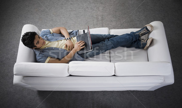 Magasról fotózva kilátás férfi kanapé dolgozik laptop Stock fotó © imagedb