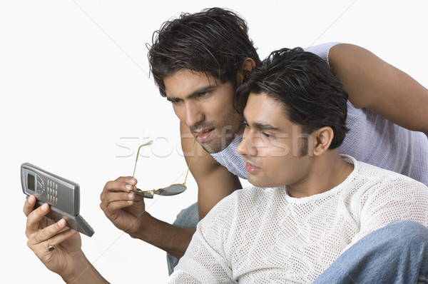 Zwei Freunde Handy Kommunikation Lesung Stock foto © imagedb