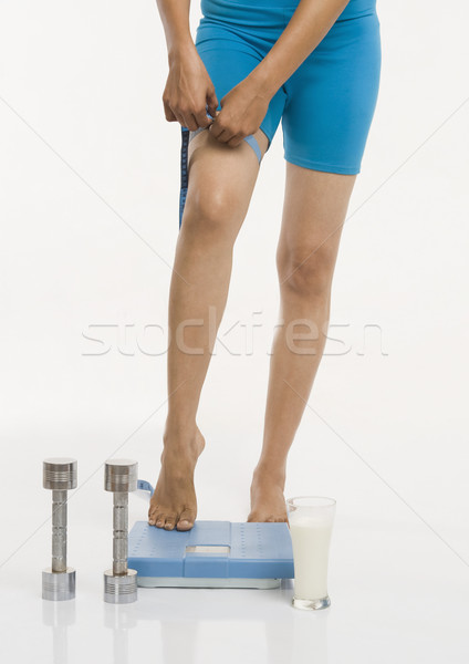 Frau stehen Gewicht Maßstab Schenkel Stock foto © imagedb