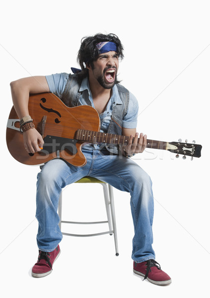 音樂家 播放 吉他 坐在 20多歲的 垂直 商業照片 © imagedb