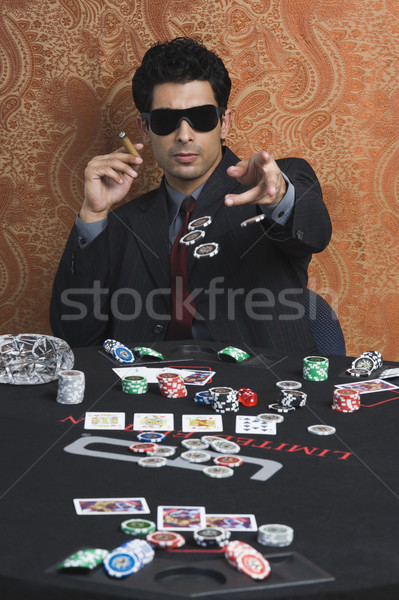 Hombre casino mesa juego cigarro sesión Foto stock © imagedb