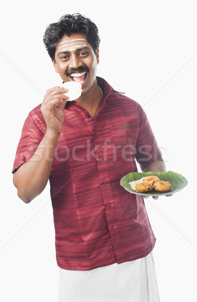 Indian homme souriant permanent 20s [[stock_photo]] © imagedb