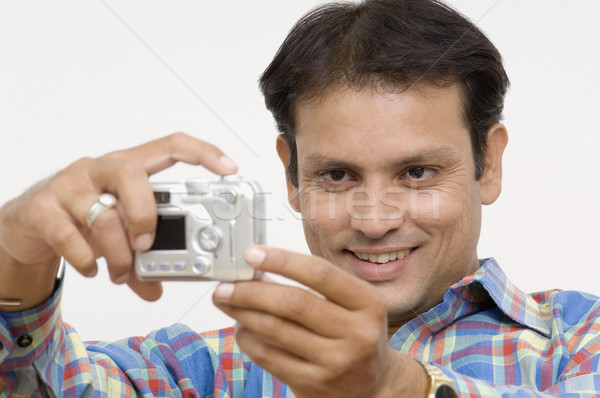 Hombre toma Foto cámara digital sonrisa felicidad Foto stock © imagedb