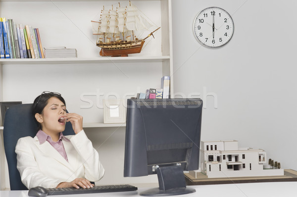 Femeie de afaceri birou femeie tabel timp Imagine de stoc © imagedb