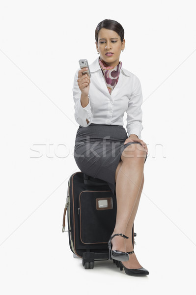 Levegő hosztesz ül táska sms üzenetküldés mobiltelefon Stock fotó © imagedb