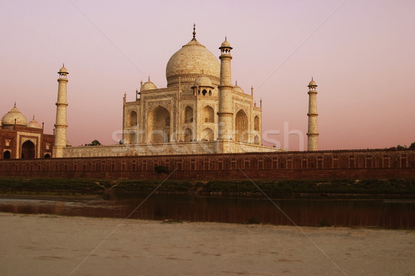 Râu mausoleu Taj Mahal cer alb turn Imagine de stoc © imagedb