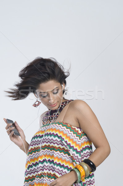 Mujer escuchar música baile moda tecnología diversión Foto stock © imagedb