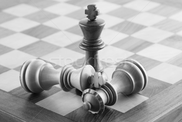 Foto stock: Peças · de · xadrez · tabuleiro · de · xadrez · preto · sucesso · preto · e · branco