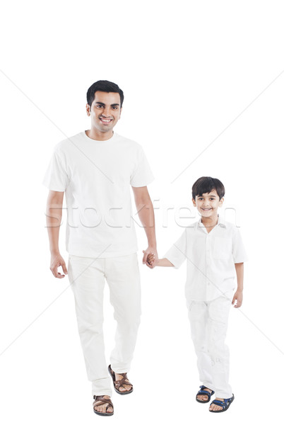 Foto stock: Feliz · hijo · de · padre · tomados · de · las · manos · familia · nino · padre