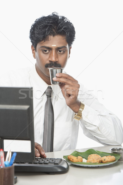 Sul indiano empresário trabalhando escritório comida Foto stock © imagedb