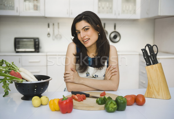 Portré nő dől konyhapult ház főzés Stock fotó © imagedb