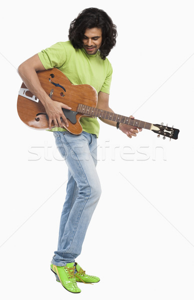 Adam oynama gitar müzik yeşil Stok fotoğraf © imagedb