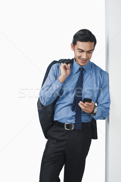 üzletember sms üzenetküldés mobiltelefon nyakkendő mosolyog áll Stock fotó © imagedb
