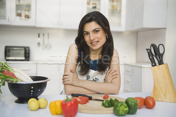 Portré nő dől konyhapult ház főzés Stock fotó © imagedb