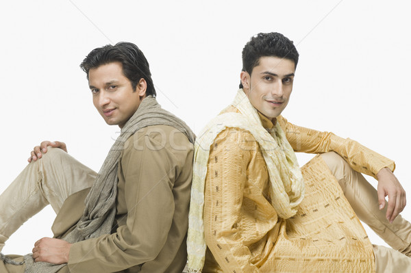 Zwei Männer Sitzung zurück lächelnd Freundschaft Fotografie Stock foto © imagedb